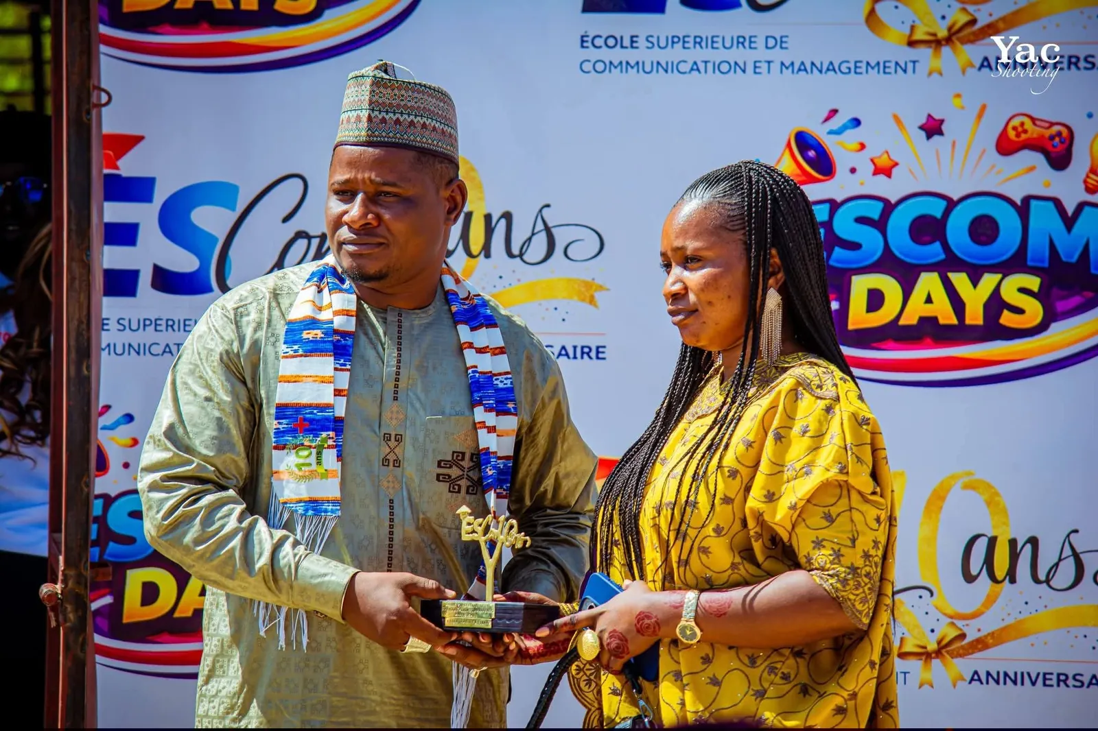 Remise d'un trophée lors des ESCOM Days