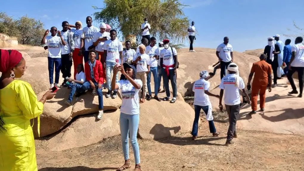 Étudiants ESCOM en tee-shirt « Découverte nationale » sur un site rocheux