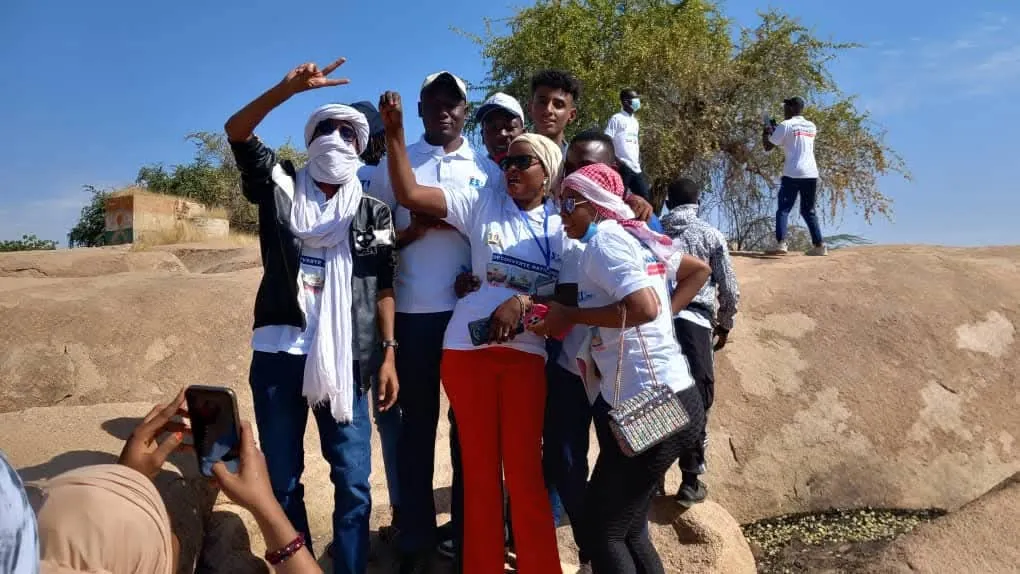 Étudiants ESCOM prenant une photo de groupe pendant la sortie Découverte nationale