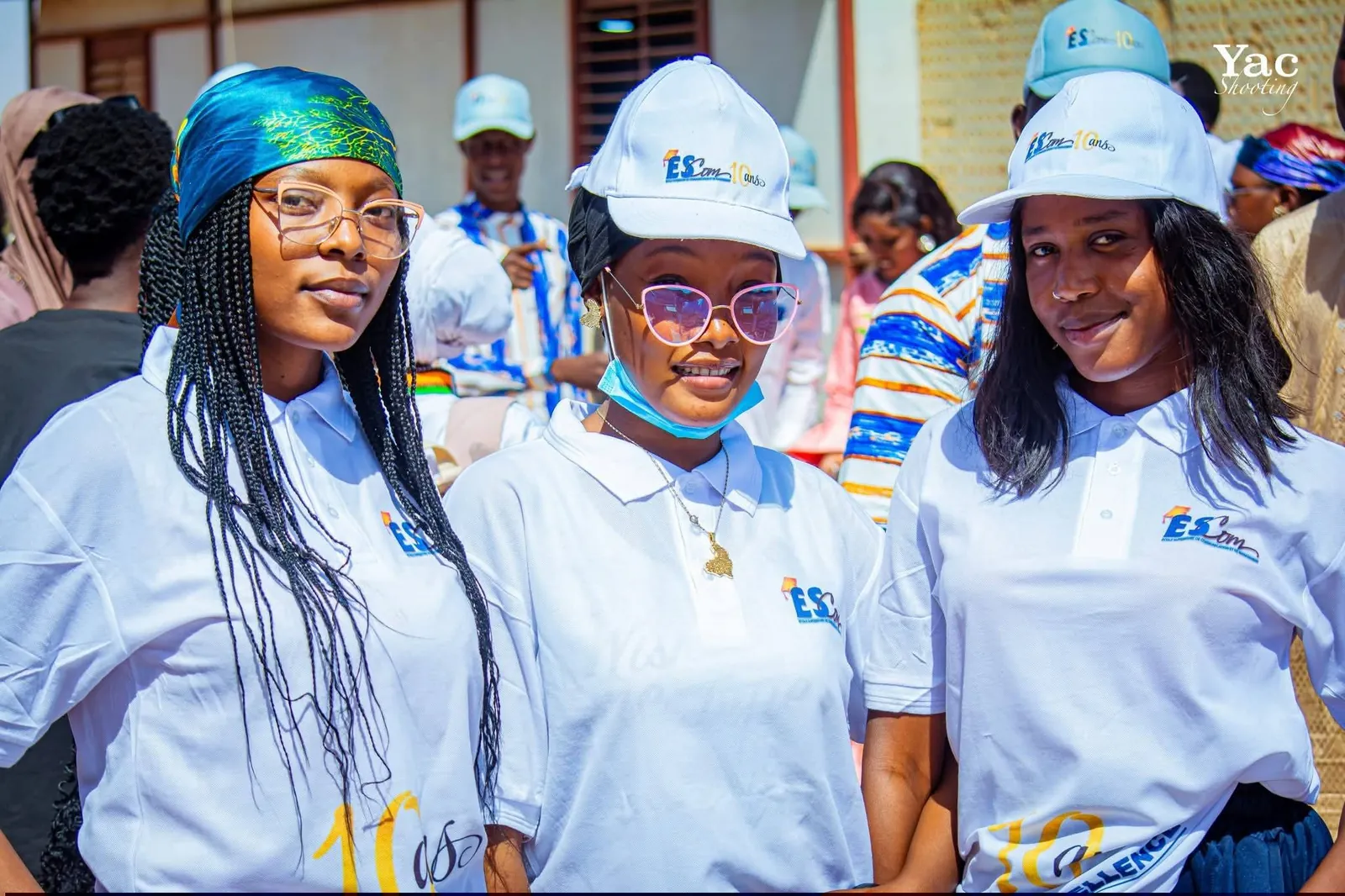 Trois étudiantes en polo et casquette ESCOM
