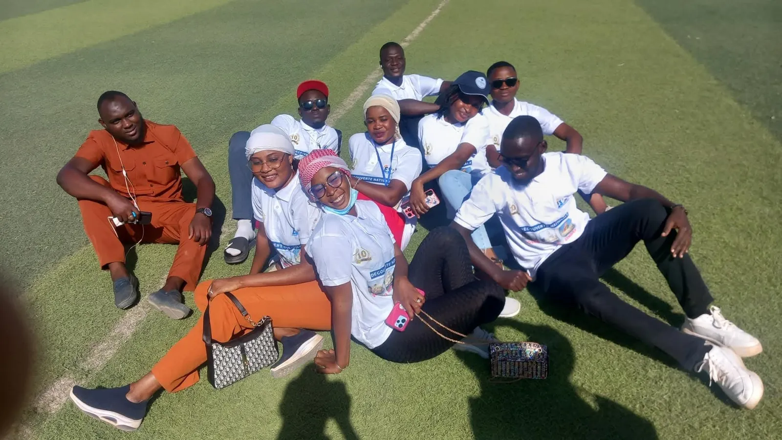 Groupe d'étudiants ESCOM assis sur une pelouse lors d'une sortie